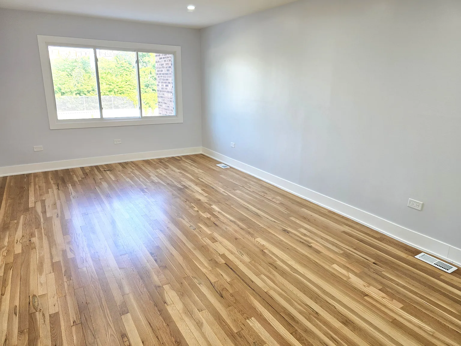 4 bed, 1286 sqft, $3,700 — Photo 3