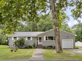 73 Perry Ave, Lynnfield, MA 01940