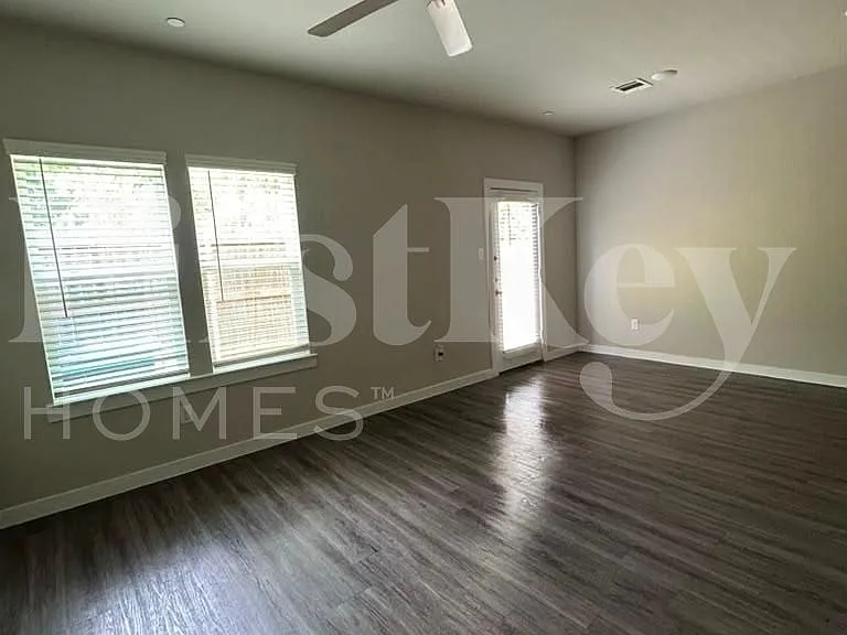 305 N Centro Cir — Photo 2
