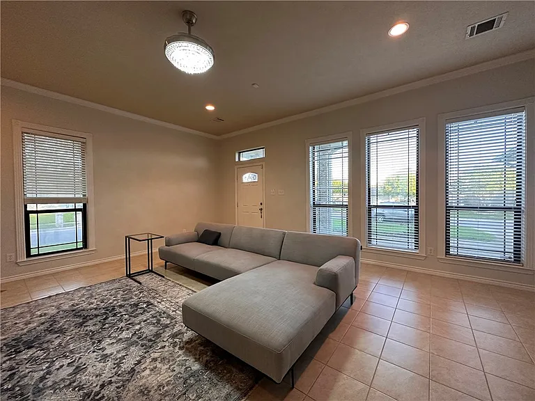913 Delrey Dr — Photo 6
