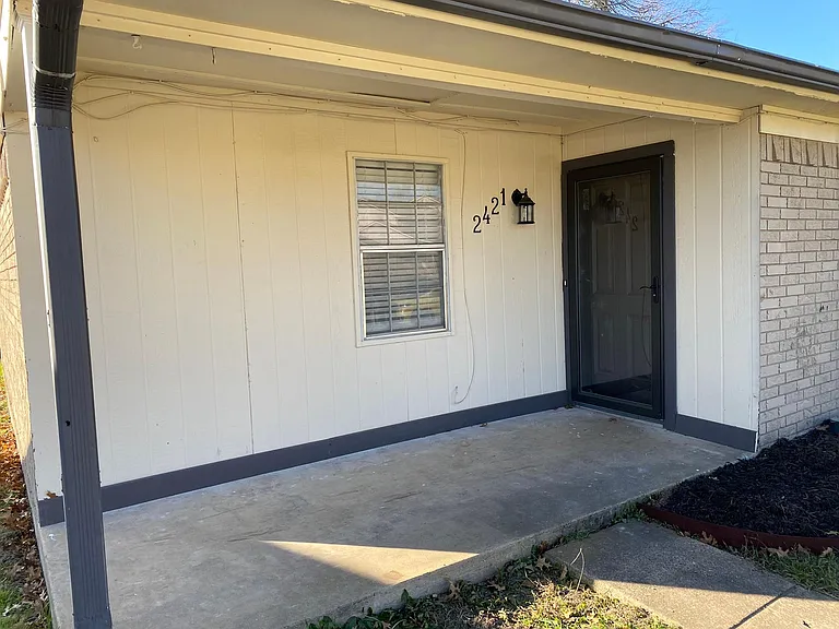 2421 Lakeview Cir — Photo 1