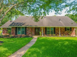 612 Falling Leaf Dr, Friendswood, TX 77546