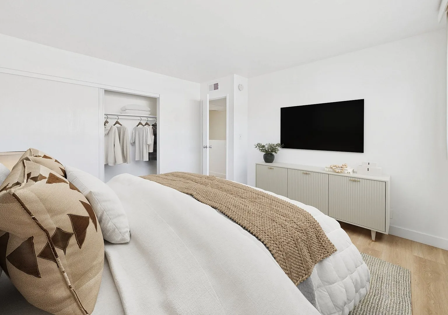 La Cresta Apartments — Photo 2