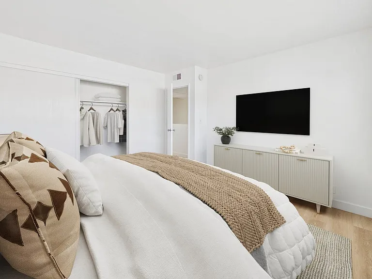 La Cresta Apartments — Photo 2