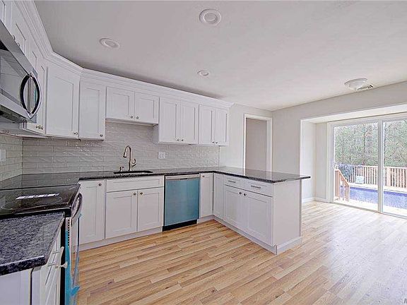 5th image of 9 Greenway Dr