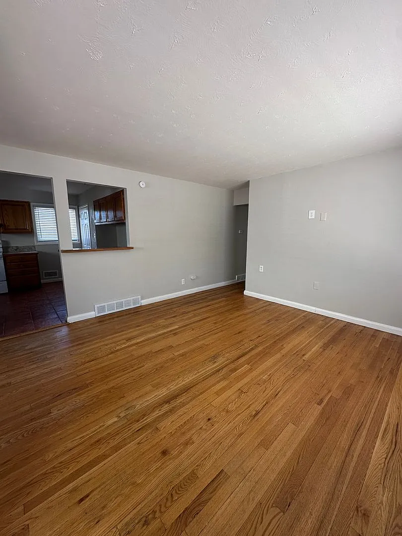 5 bedroom 2 bathroom Sinlge Family House in North Denver — Photo 2