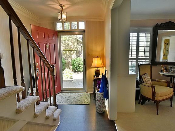 2nd image of 7526 Red Oak Ln