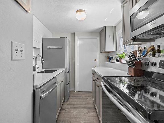 4th image of 37 Sackville St #1
