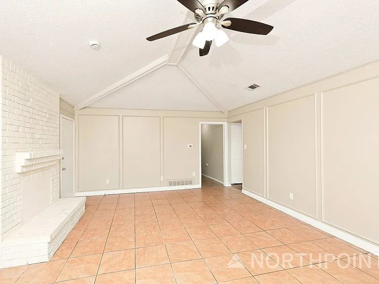 1315 Drury Dr — Photo 3