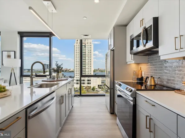 1-5 Dock St, Philadelphia, PA