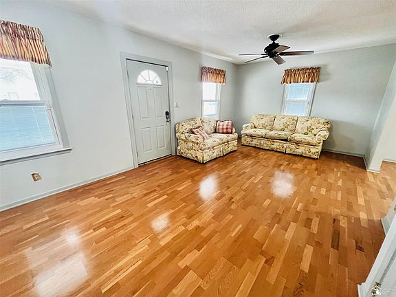 3rd image of 425 Bentley Dr
