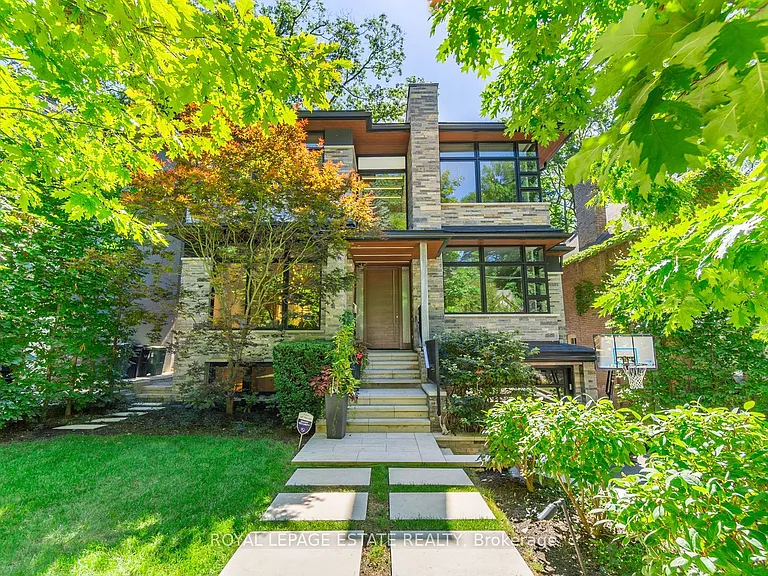 11 Pine Cres — Photo 2