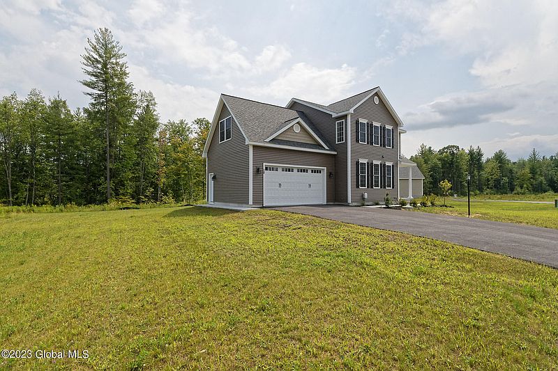 4th image of 60 Huntington Way