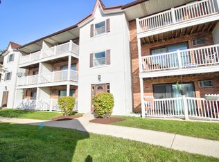 185 Gregory St APT 16, Aurora, IL 60504