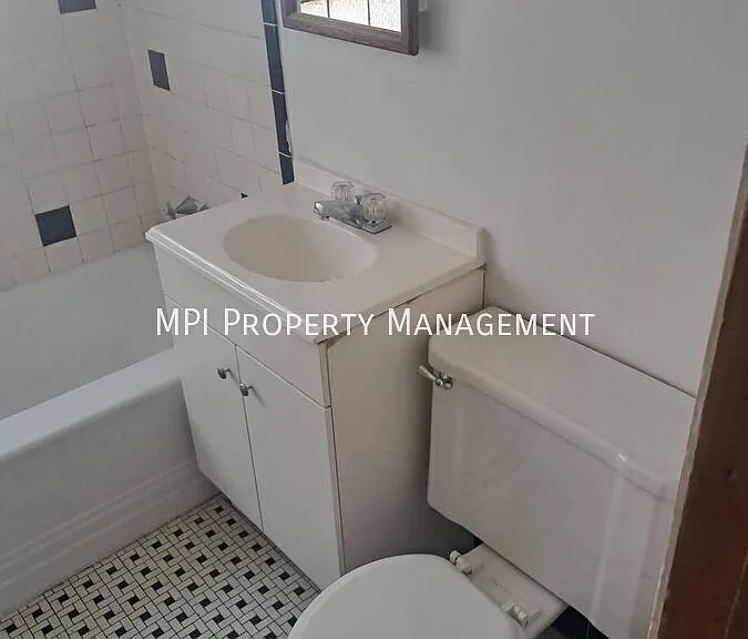 232 N 75th St #8 — Photo 7