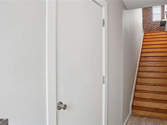 5th image of 322 Peters St SW Unit 6