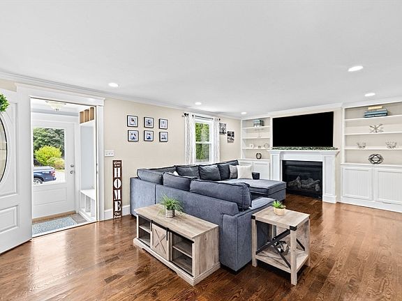 4th image of 2 6th St