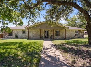 3900 Sundown Dr, Benbrook, TX 76116