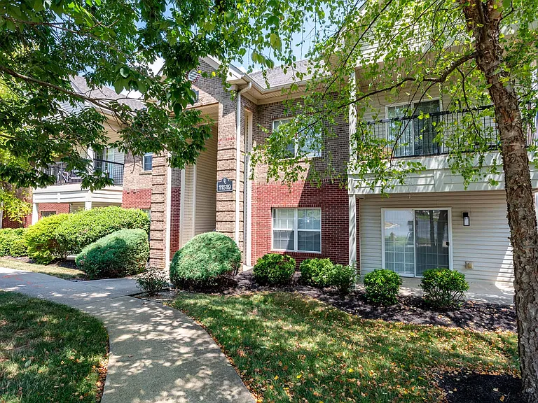 Blankenbaker Crossings Apartment Homes — Photo 17