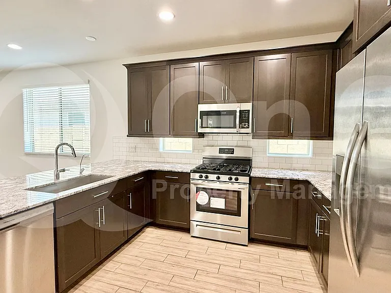 16416 W Saguaro Park Ln — Photo 6