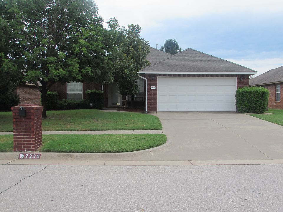 1st image of 2220 SW 136th Pl