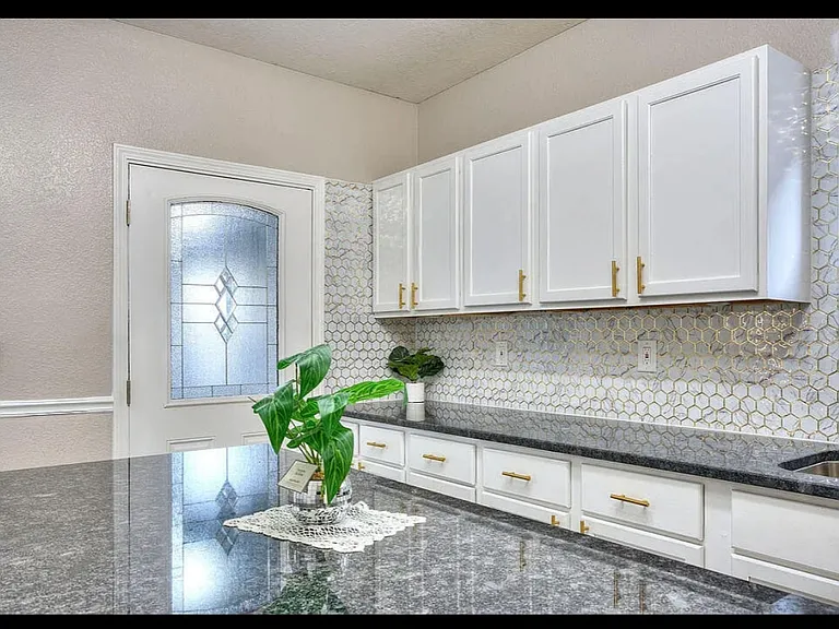 5661 Sohl Ave — Photo 7