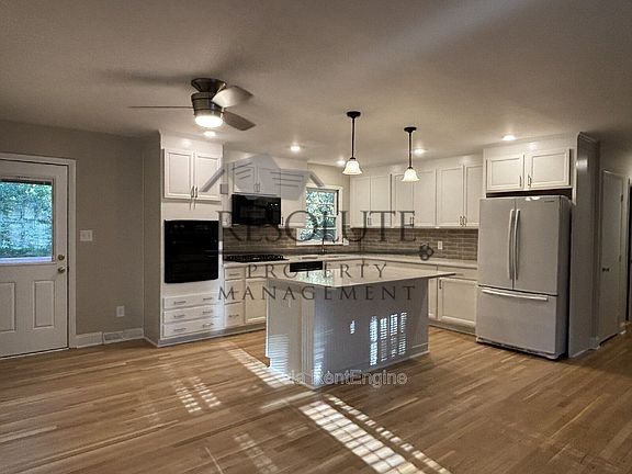 3rd image of 4812 Radcliff Rd