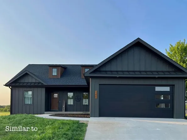 56 Fountain Hills Dr, Pella, IA 50219