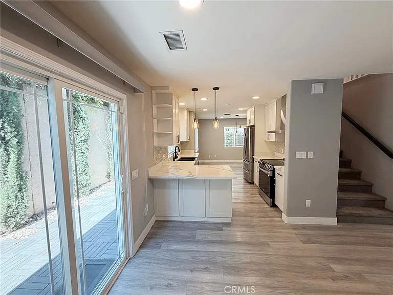 1124 S Mayflower Ave — Photo 6