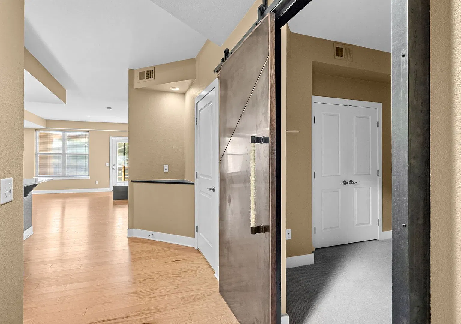 Jefferson Park 2-Bedroom with Oversized Covered Patio & Skyline Views — Photo 4