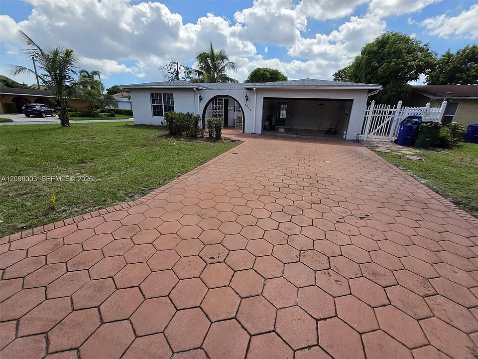 8516 Beekman Dr