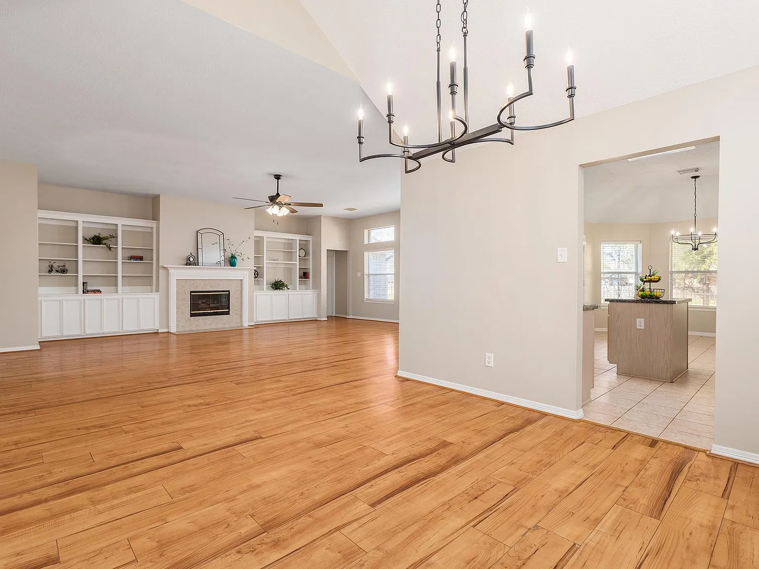 4 bed, 2.0 bath, 2588 sqft, $2,475 — Photo 4