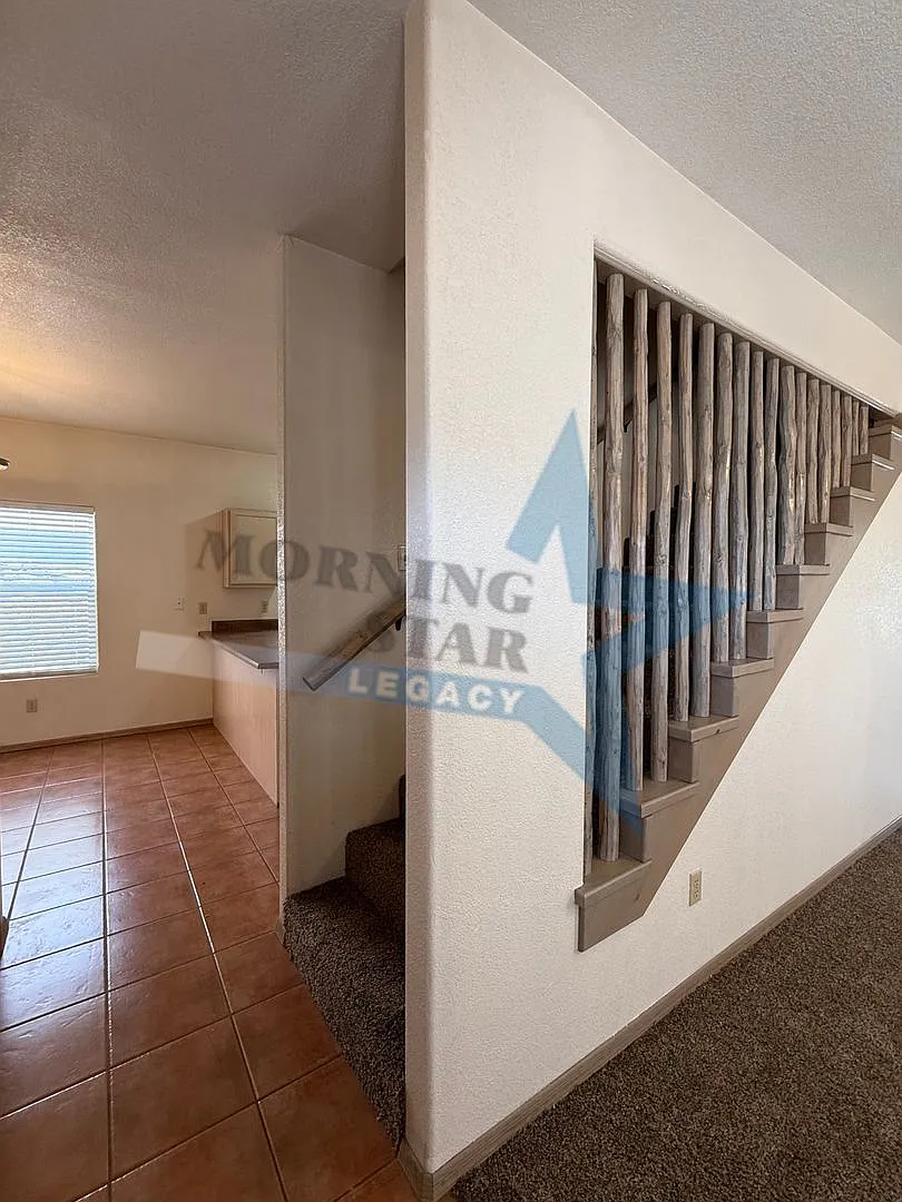 Cute Townhouse in Desirable Area- Close to everything! — Photo 4