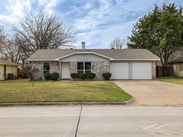341 NW Summercrest Blvd, Burleson, TX 76028