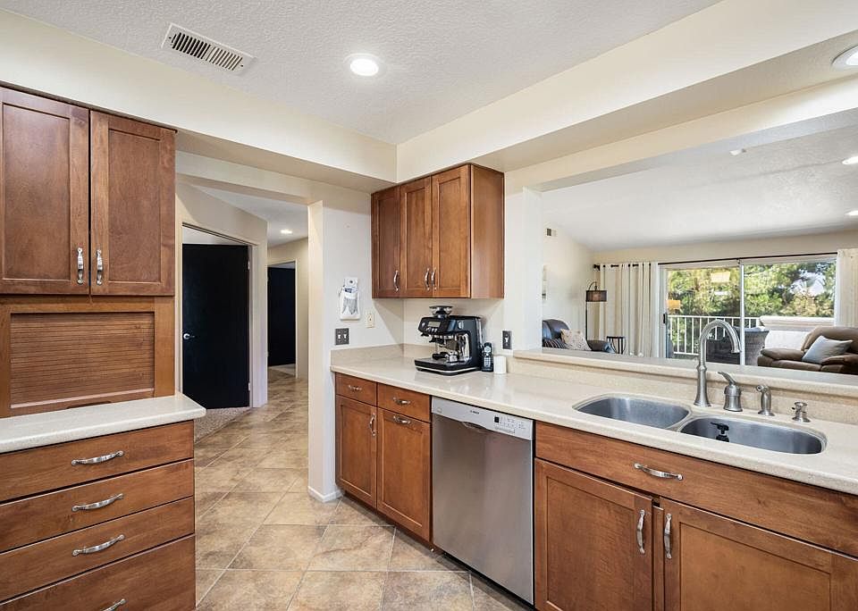 1st image of 340 Vista Royale Dr