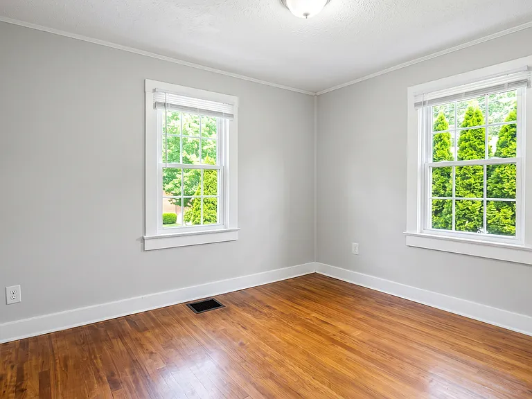 1646 Berkley St SW — Photo 4