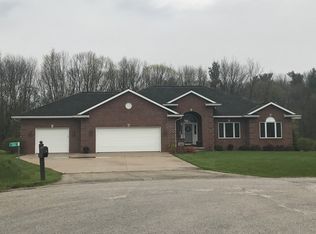 526 Candlelight Ct, Manitowoc, WI 54220