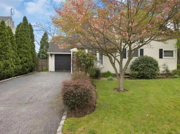 26 Carriage Ln, Levittown, NY 11756