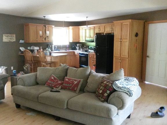4th image of 40 Suzanne Ln