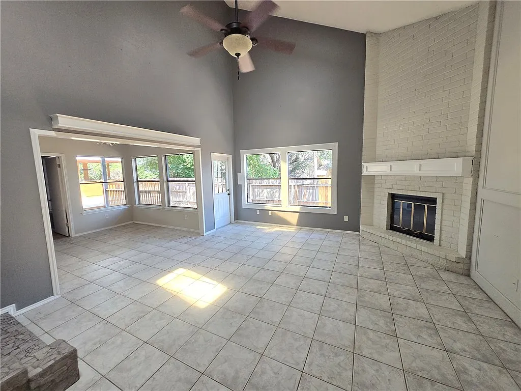 3 bed, 2.5 bath, 1702 sqft, $2,350 — Photo 2