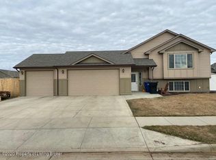 1921 3rd Ave E, Dickinson, ND 58601