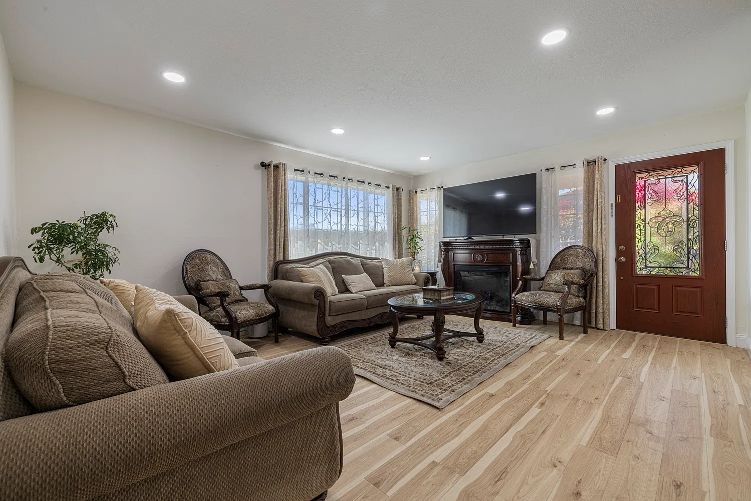 4 bed, 1396 sqft, $4,700 — Photo 3