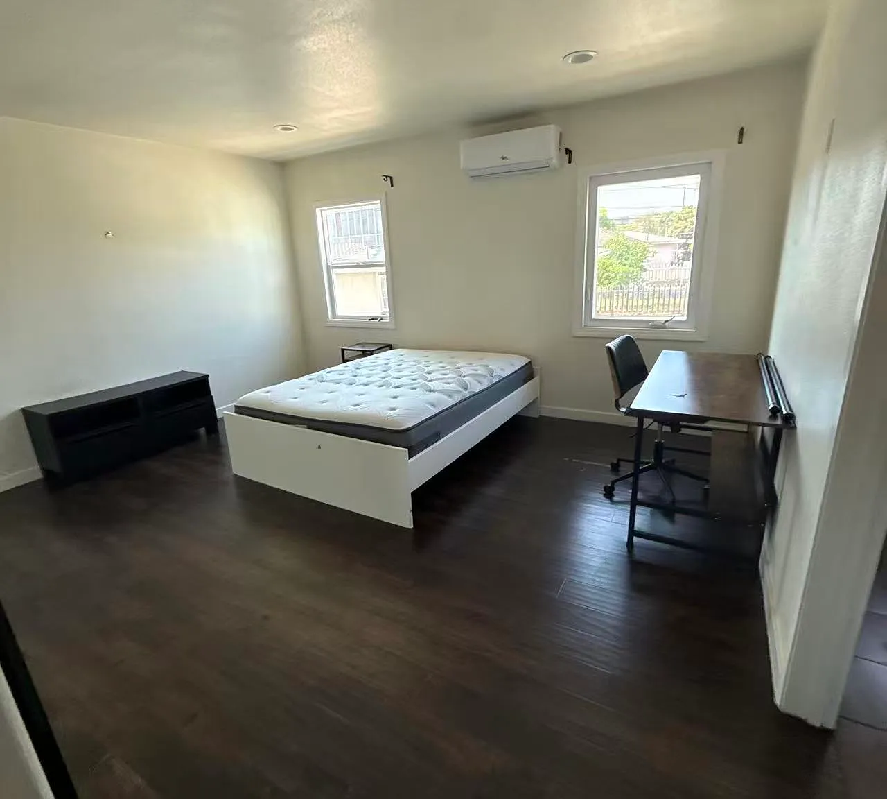 4 bed, 1100 sqft, $1,100 — Photo 2