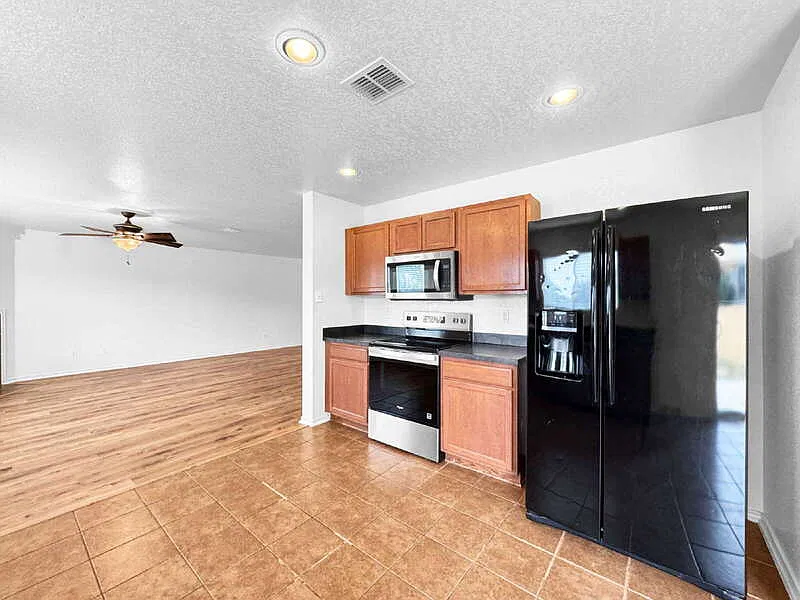 4 bed, 2.5 bath, 2296 sqft, $1,795 — Photo 3