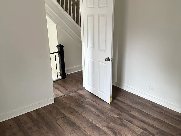 212 Perry St — Photo 4