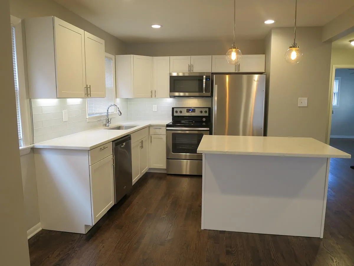 3 bed, 1217 sqft, $2,095 — Photo 2