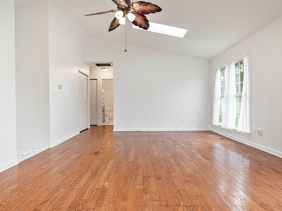 5th image of 571 Newport Ct