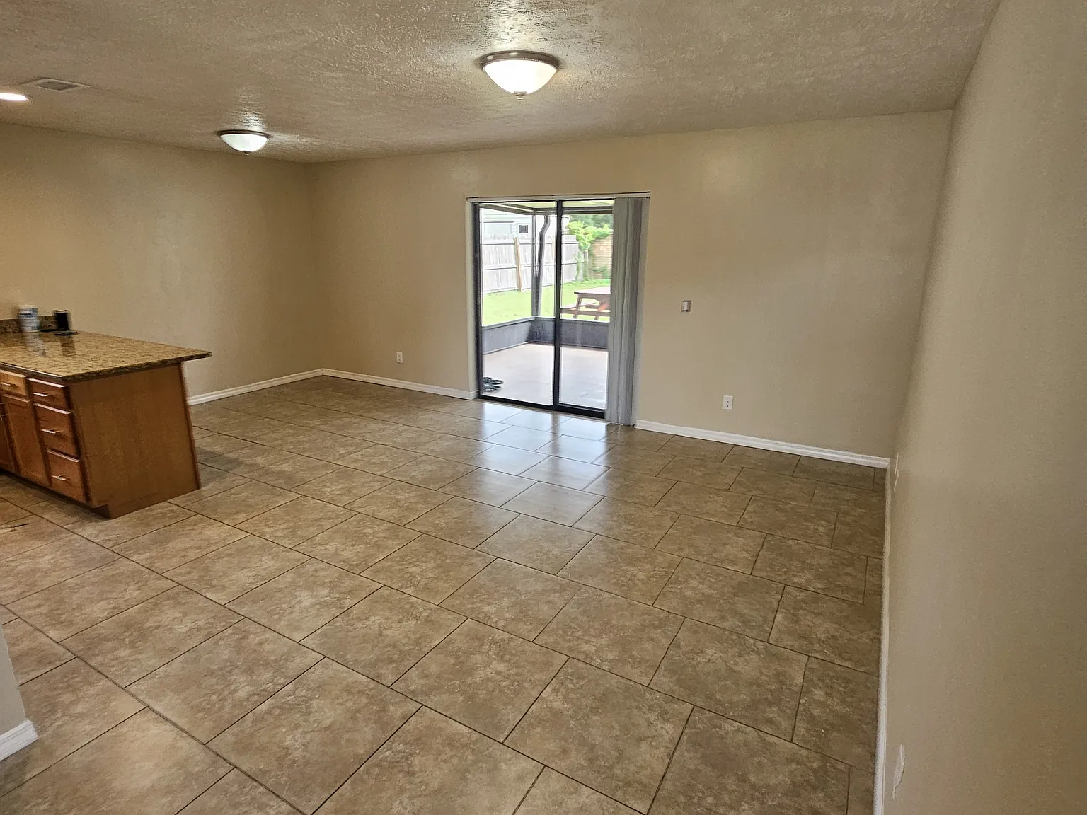 3 bed, 1272 sqft, $2,200 — Photo 4