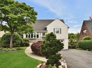 152 Park Dr, Eastchester, NY