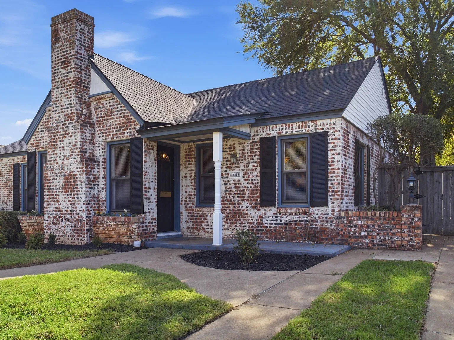 3 bed, 2.0 bath, 1660 sqft, $2,150 — Photo 2